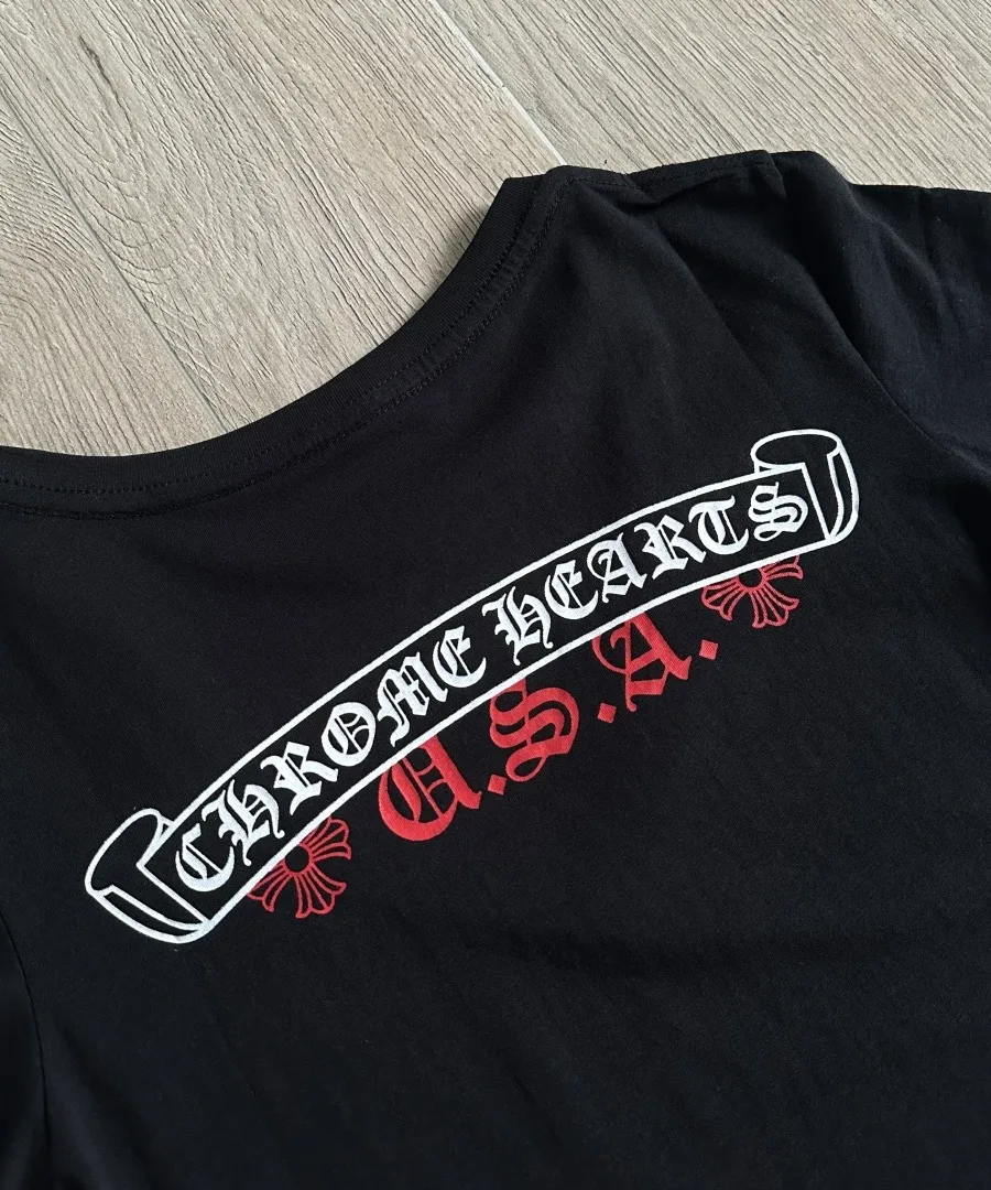Деталь принта на спине чёрной футболки Chrome Hearts