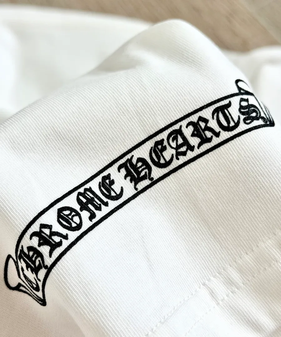 Принт с логотипом Chrome Hearts на рукаве белой футболки