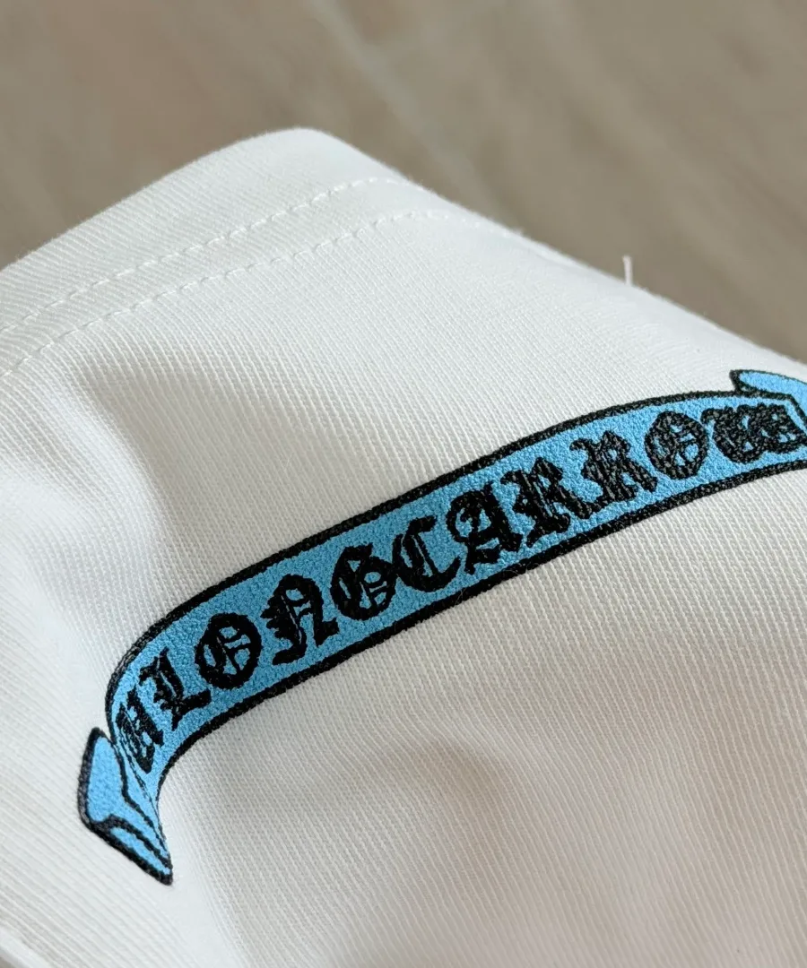 Деталь кармана белой футболки Chrome Hearts