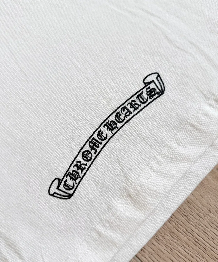 Принт с логотипом Chrome Hearts на нижней части белой футболки