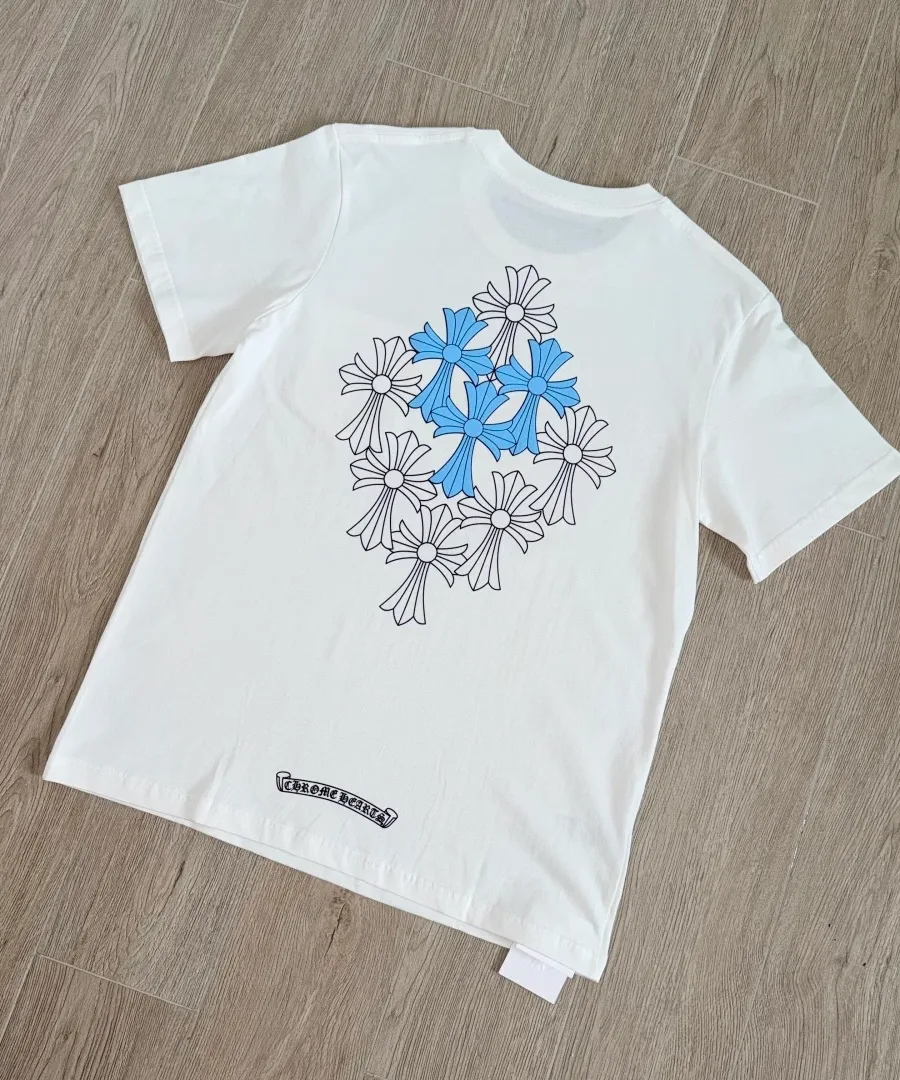 Белая футболка Chrome Hearts с принтом крестов на спине, вид под углом