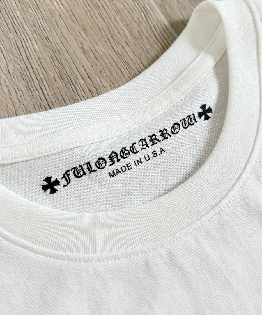 Внутренний принт на горловине белой футболки Chrome Hearts