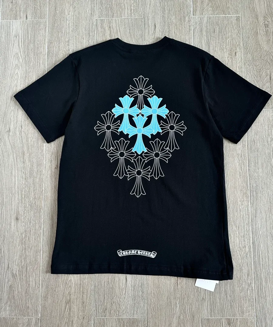 Крупный план голубого принта на черной футболке Chrome Hearts