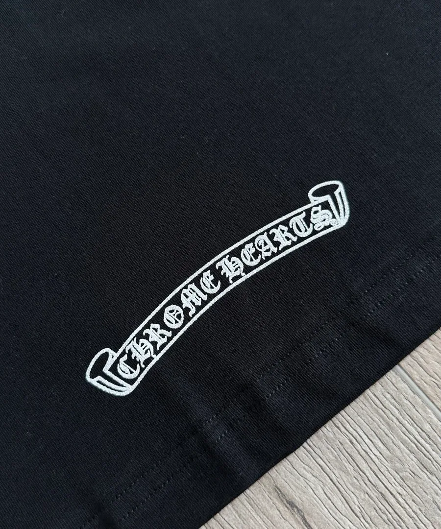 Ярлыки черной футболки Chrome Hearts