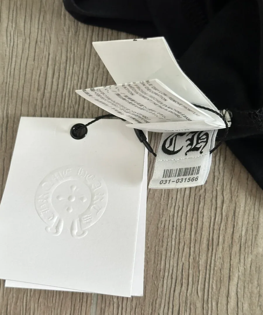 Внутренний принт на горловине черной футболки Chrome Hearts