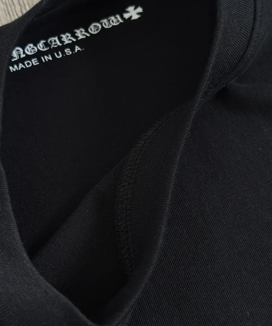 Деталь принта на черной футболке Chrome Hearts