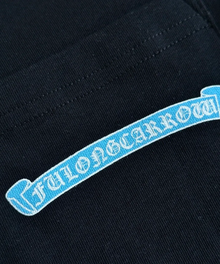 Плечевой шов черной футболки Chrome Hearts