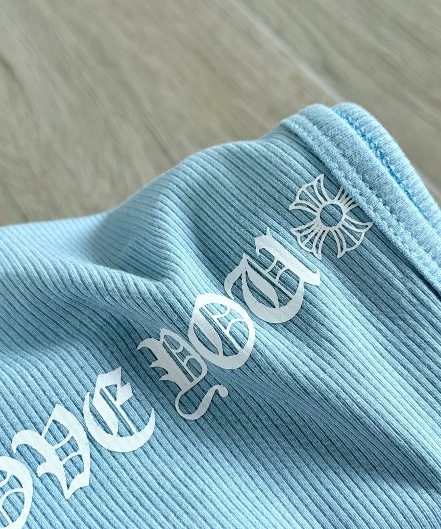 Крупный план принта LOVE YOU на спинке платья Chrome Hearts