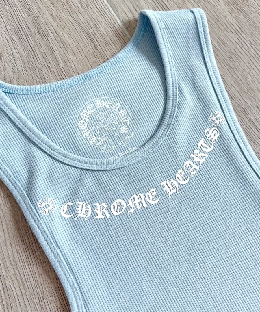 Крупный план горловины с принтом Chrome Hearts