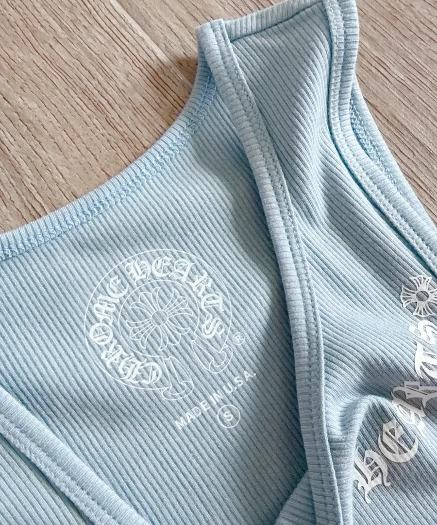 Деталь горловины и внутренней стороны платья Chrome Hearts