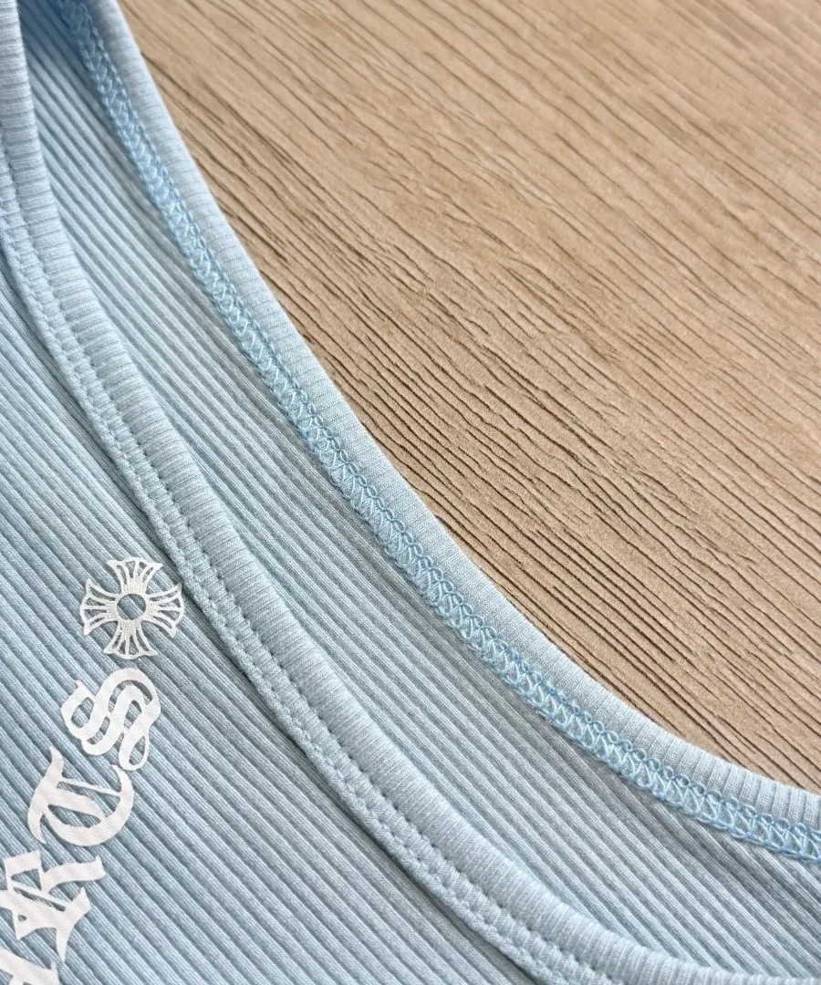 Шов горловины платья Chrome Hearts крупным планом