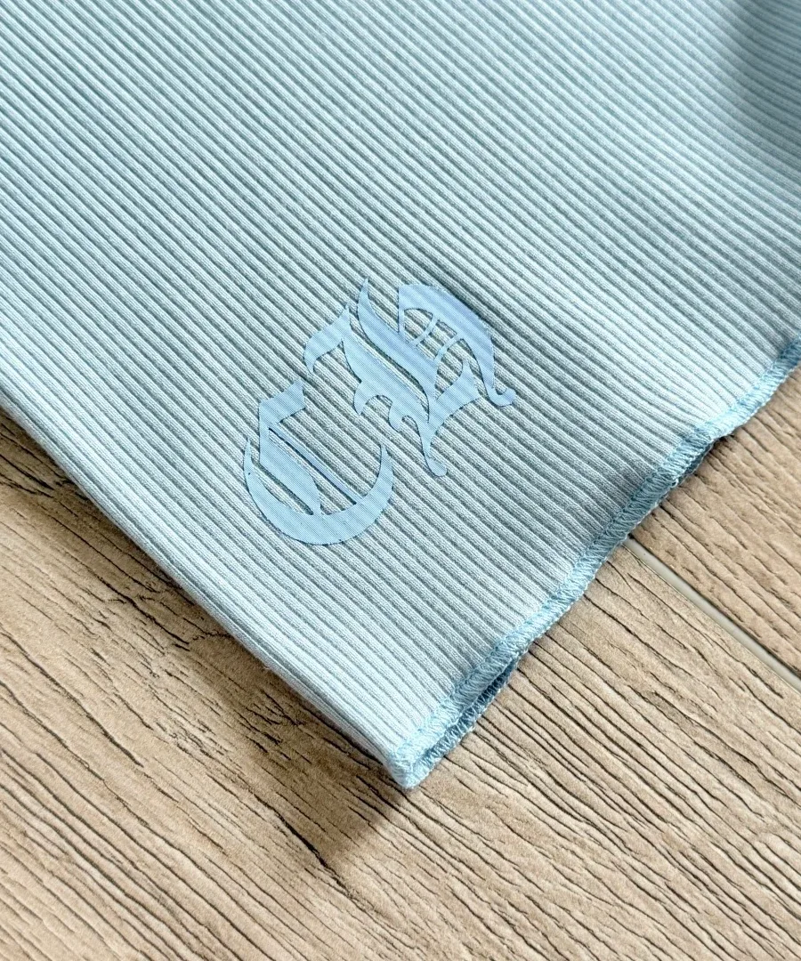 Принт с монограммой CH внизу платья Chrome Hearts