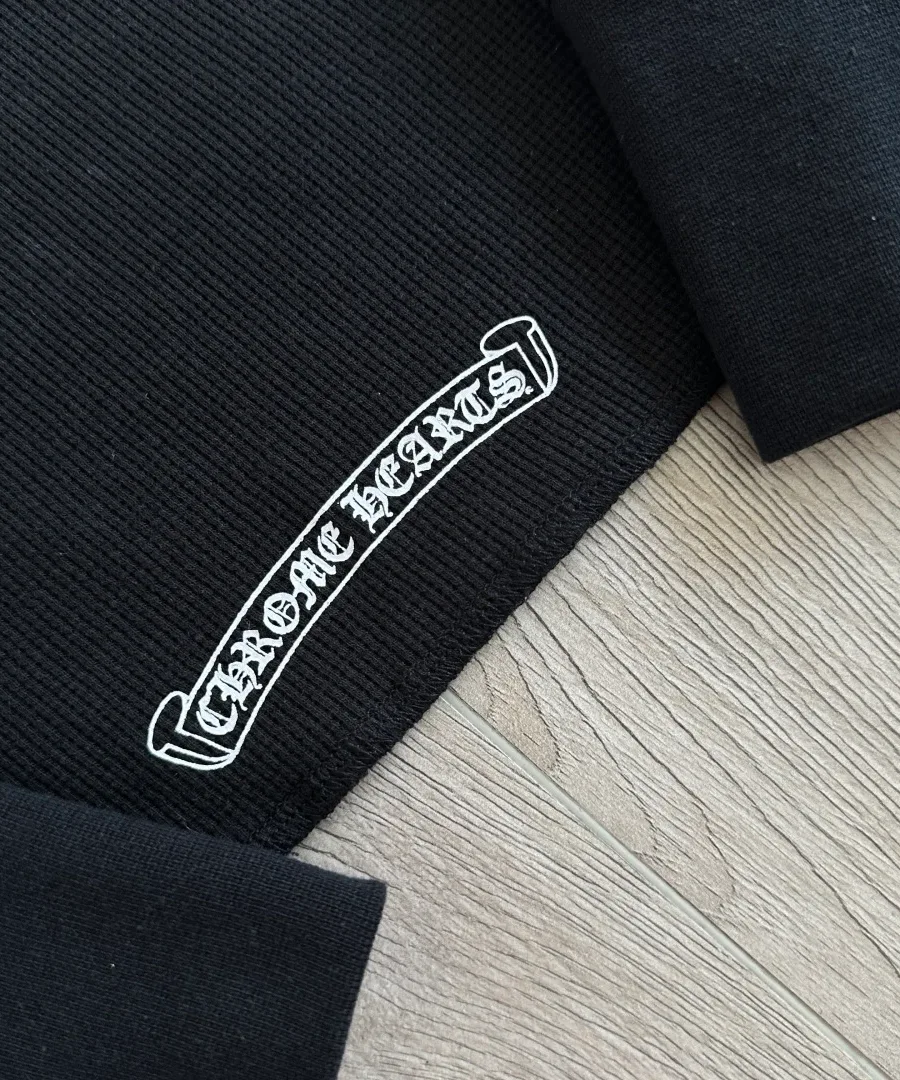 Нашивка Chrome Hearts на подоле черного лонгслива