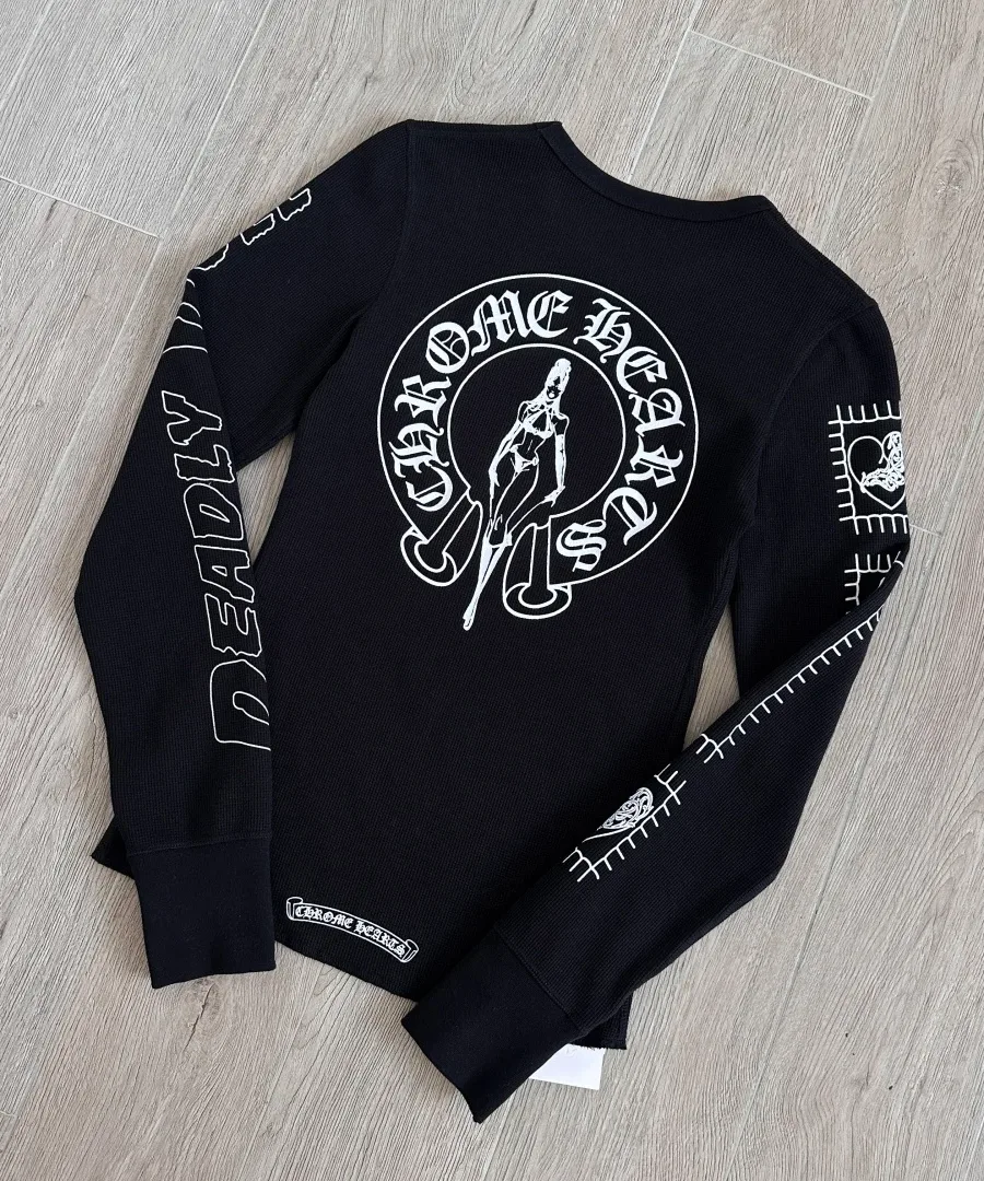 Черный лонгслив Chrome Hearts Deadly Doll, вид сзади под углом
