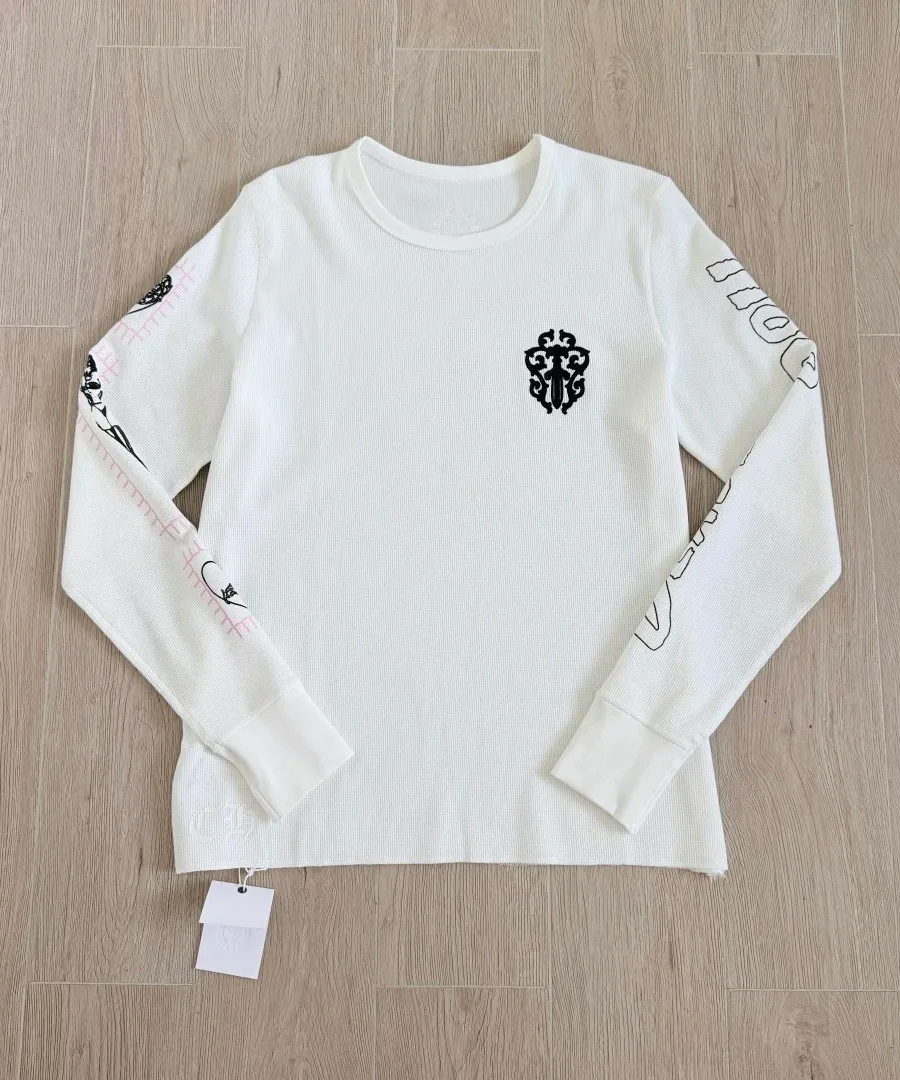 Белый лонгслив Chrome Hearts Deadly Doll на вешалке, вид спереди