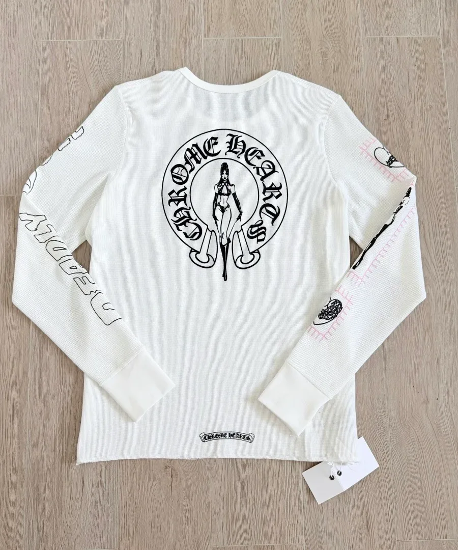 Белый лонгслив Chrome Hearts Deadly Doll на вешалке, вид сзади