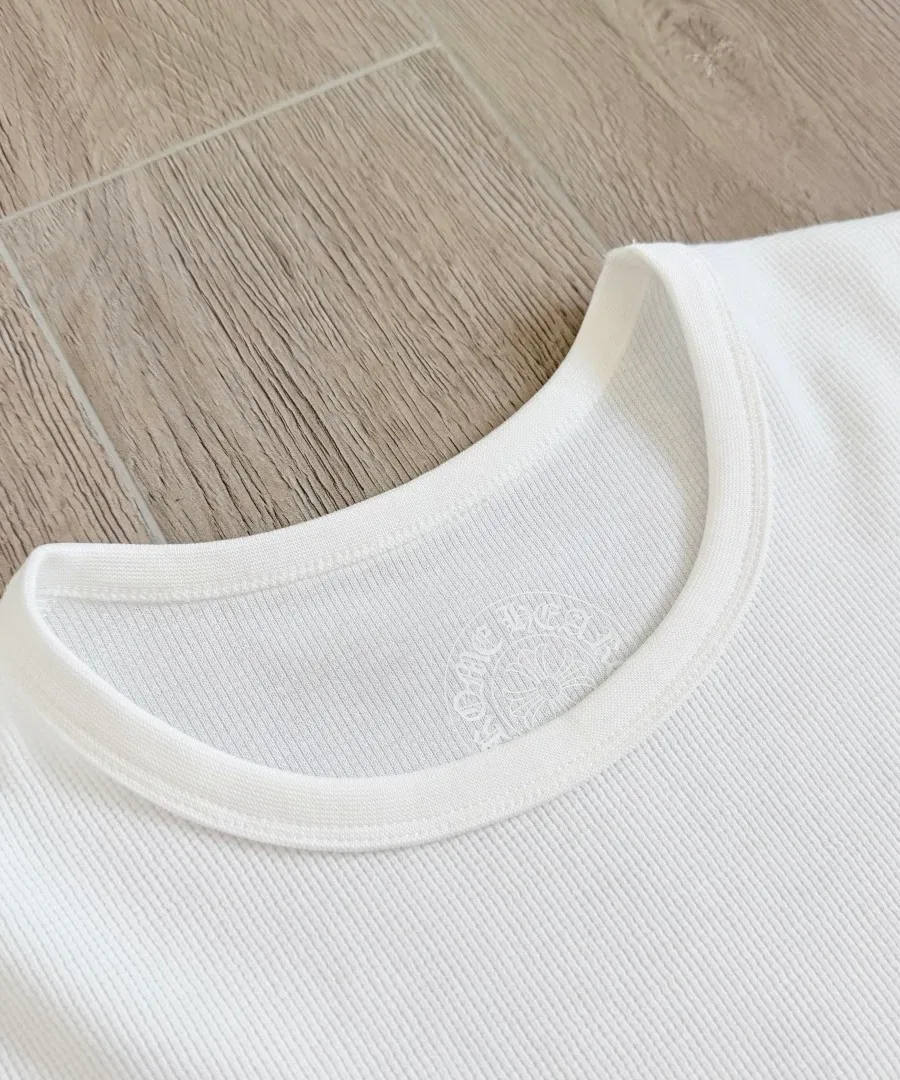 Нашивка Chrome Hearts на подоле белого лонгслива