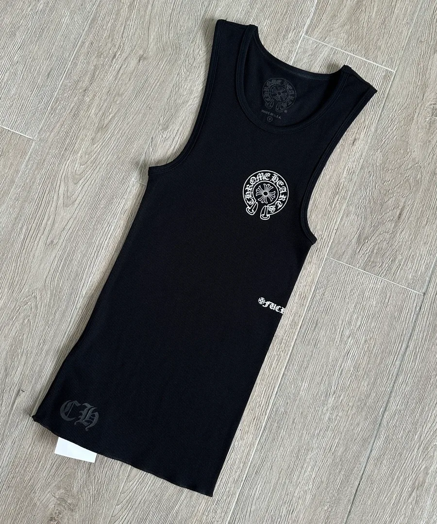 Черная майка Chrome Hearts, вид спереди под углом