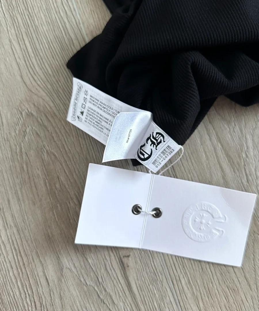 Внутренние бирки черной майки Chrome Hearts