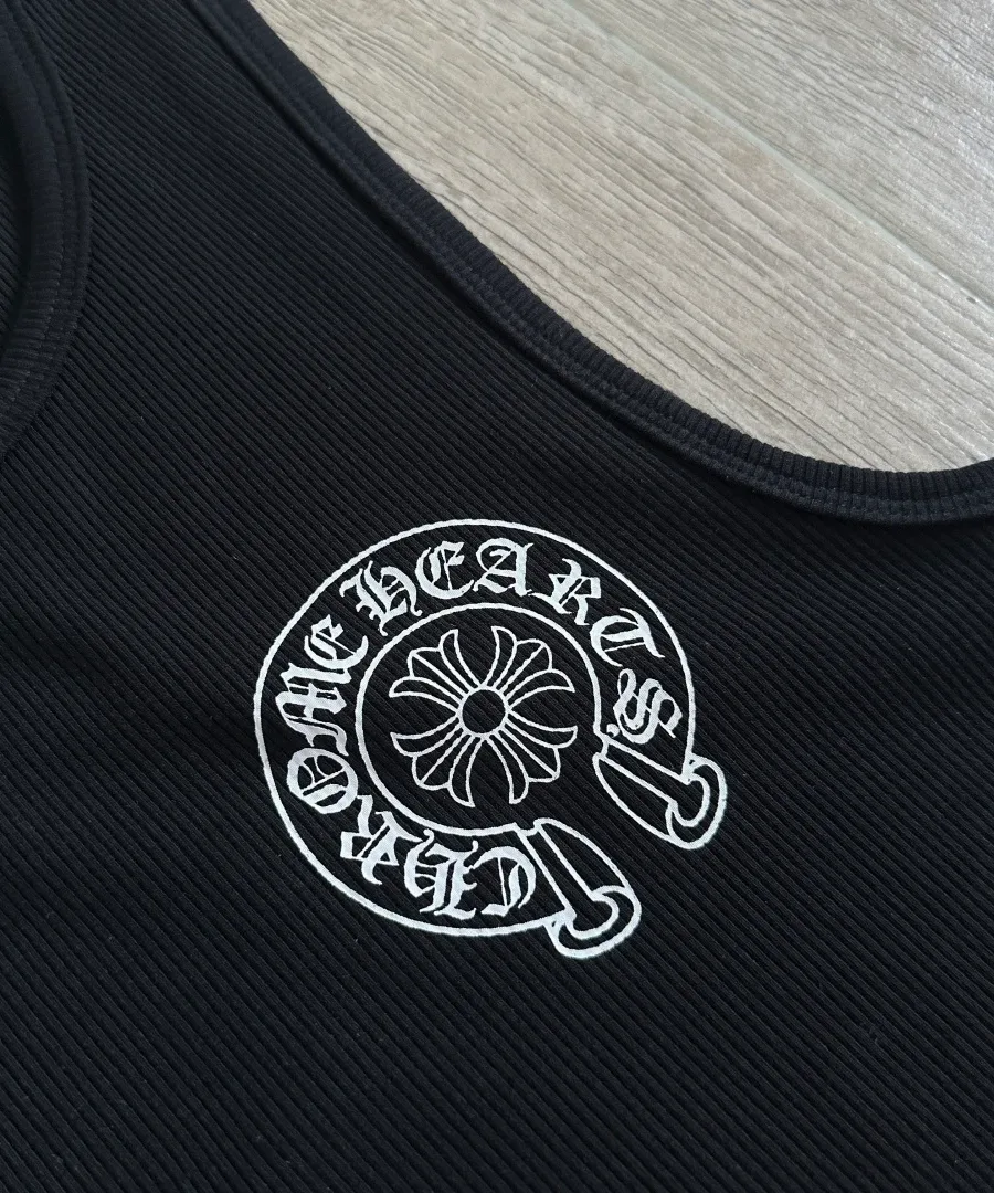 Принт с подковой на груди черной майки Chrome Hearts