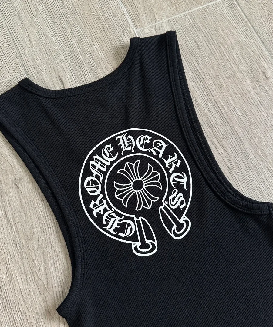 Крупный принт с подковой на спине черной майки Chrome Hearts