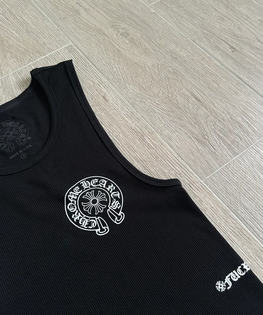 Деталь принта на груди черной майки Chrome Hearts