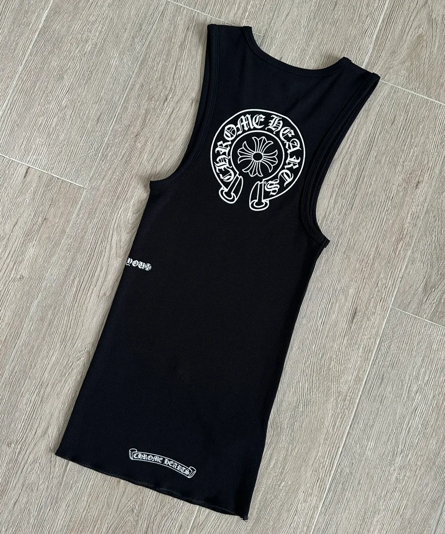 Черная майка Chrome Hearts, вид сзади под углом