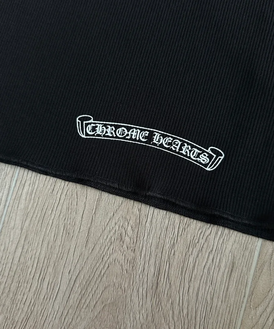 Принт с логотипом Chrome Hearts по нижнему краю