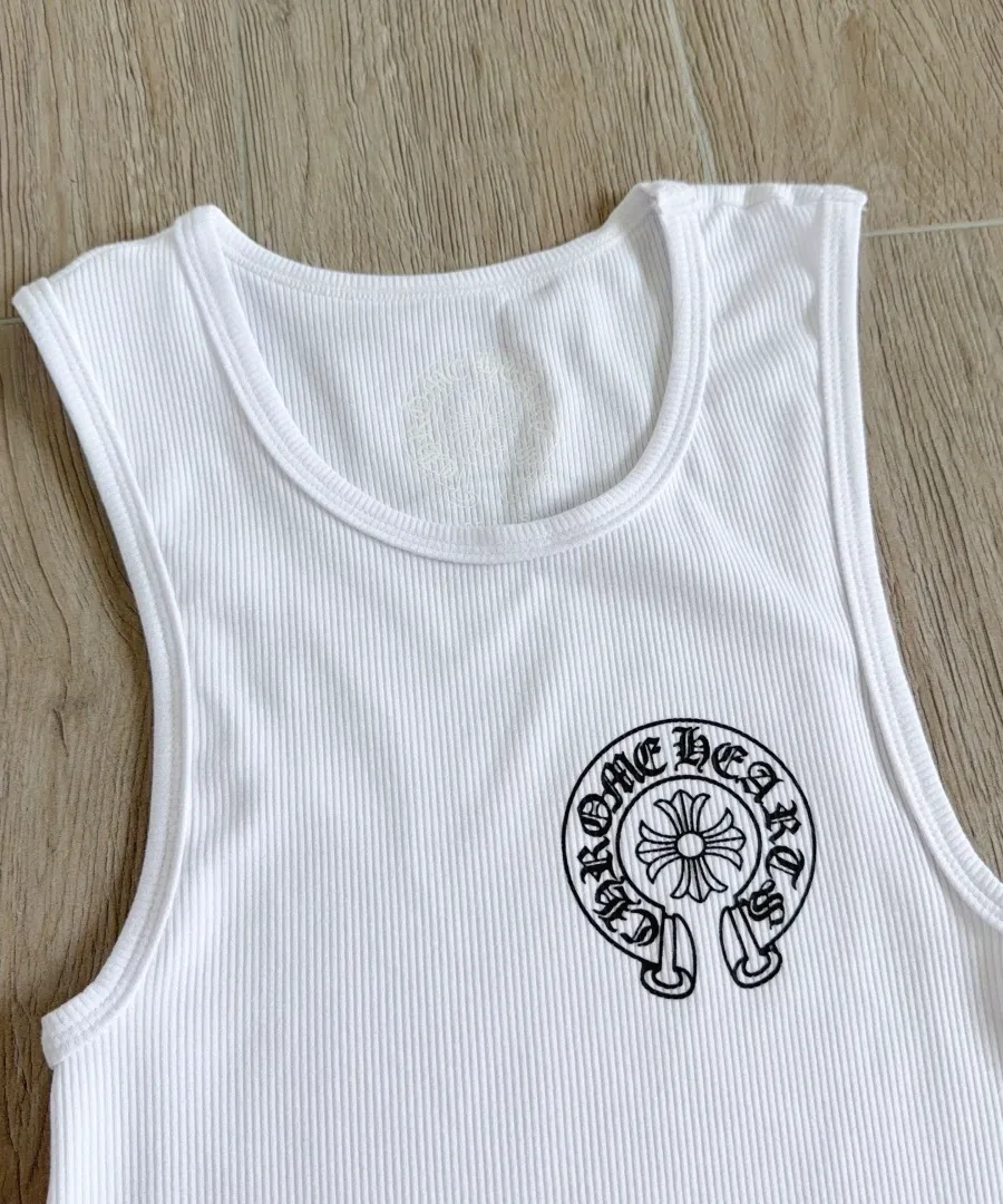 Принт с подковой на груди белой майки Chrome Hearts