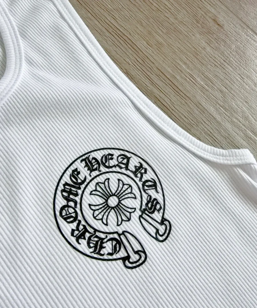 Крупный план принта на груди белой майки Chrome Hearts