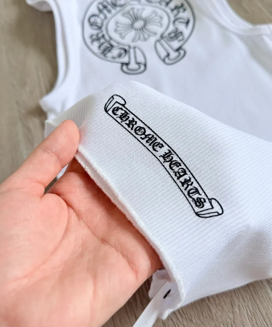 Деталь нижнего края белой майки Chrome Hearts