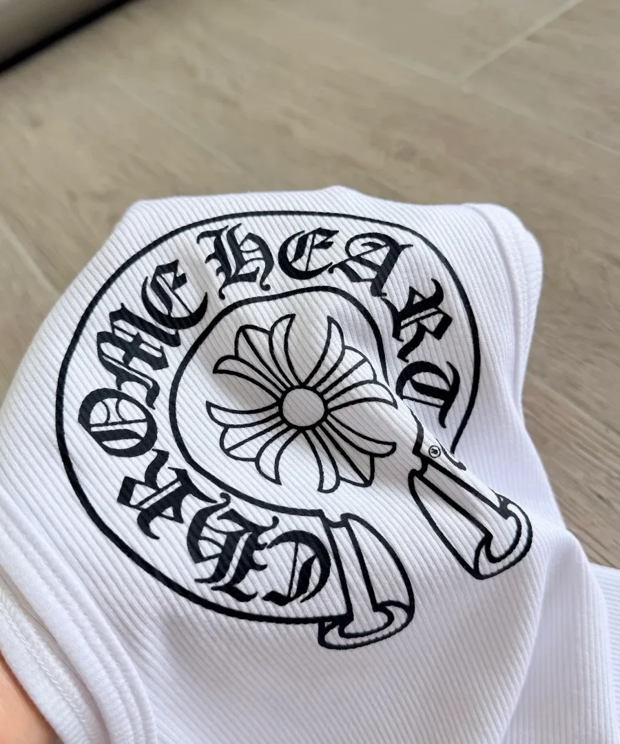 Текстура принта на белой майке Chrome Hearts