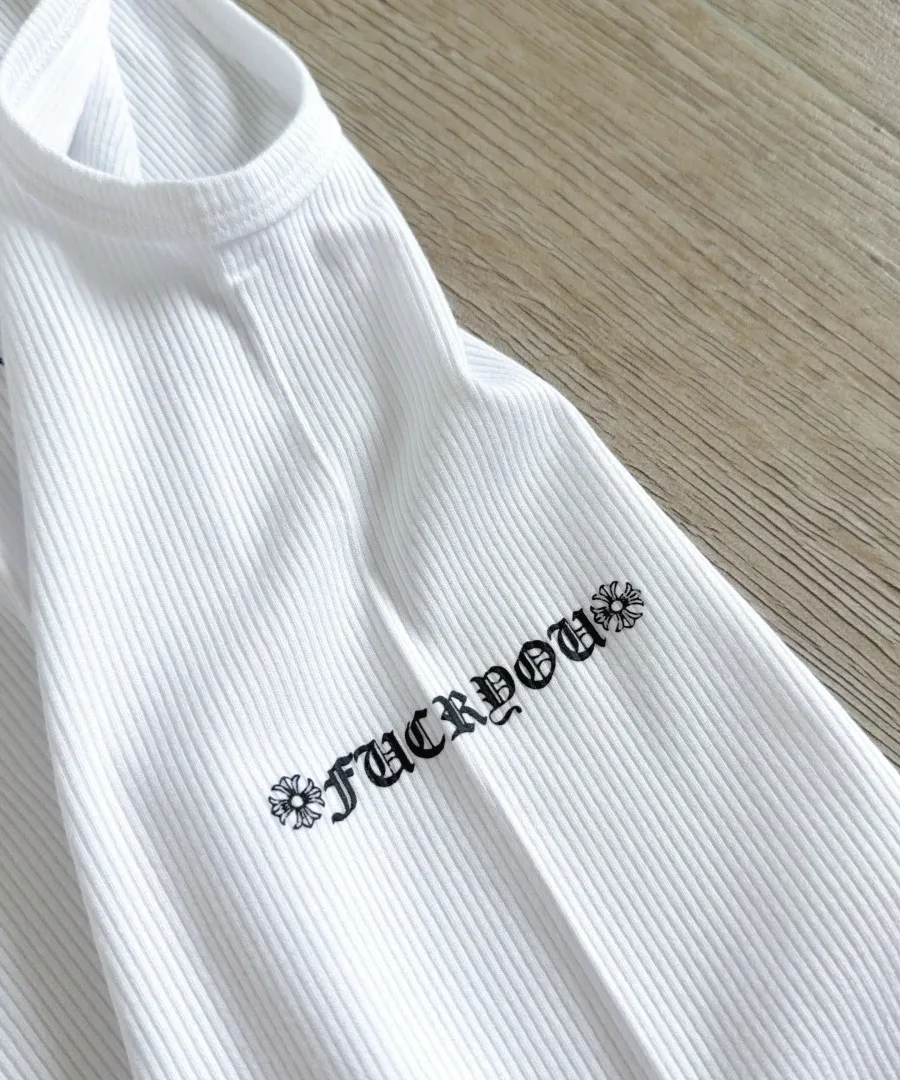Деталь бокового шва белой майки Chrome Hearts