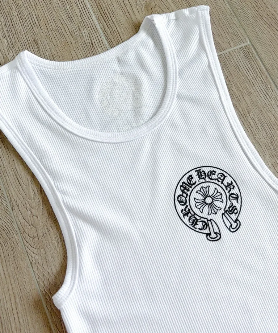 Вид спереди белой майки Chrome Hearts