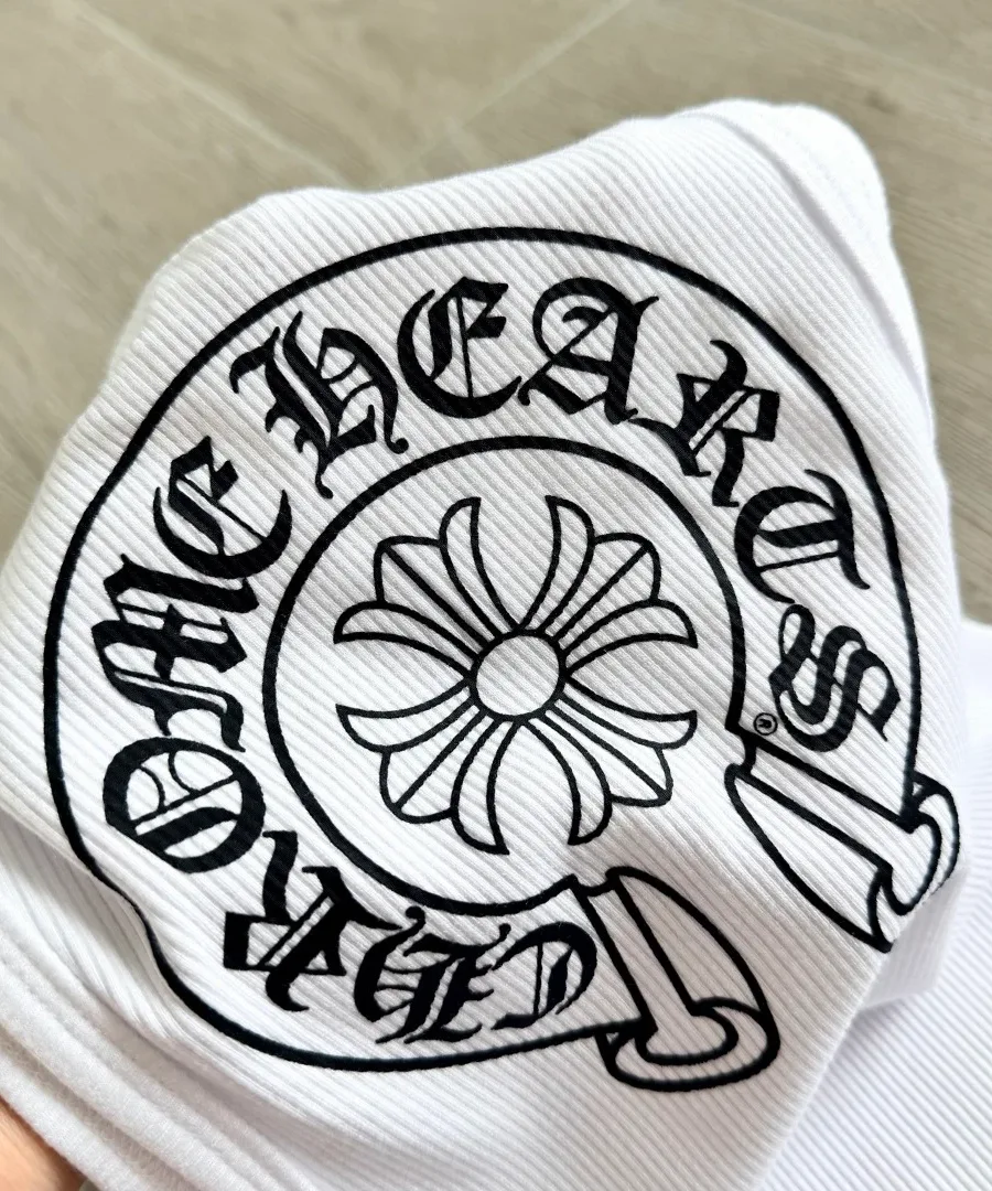 Деталь принта на спине белой майки Chrome Hearts