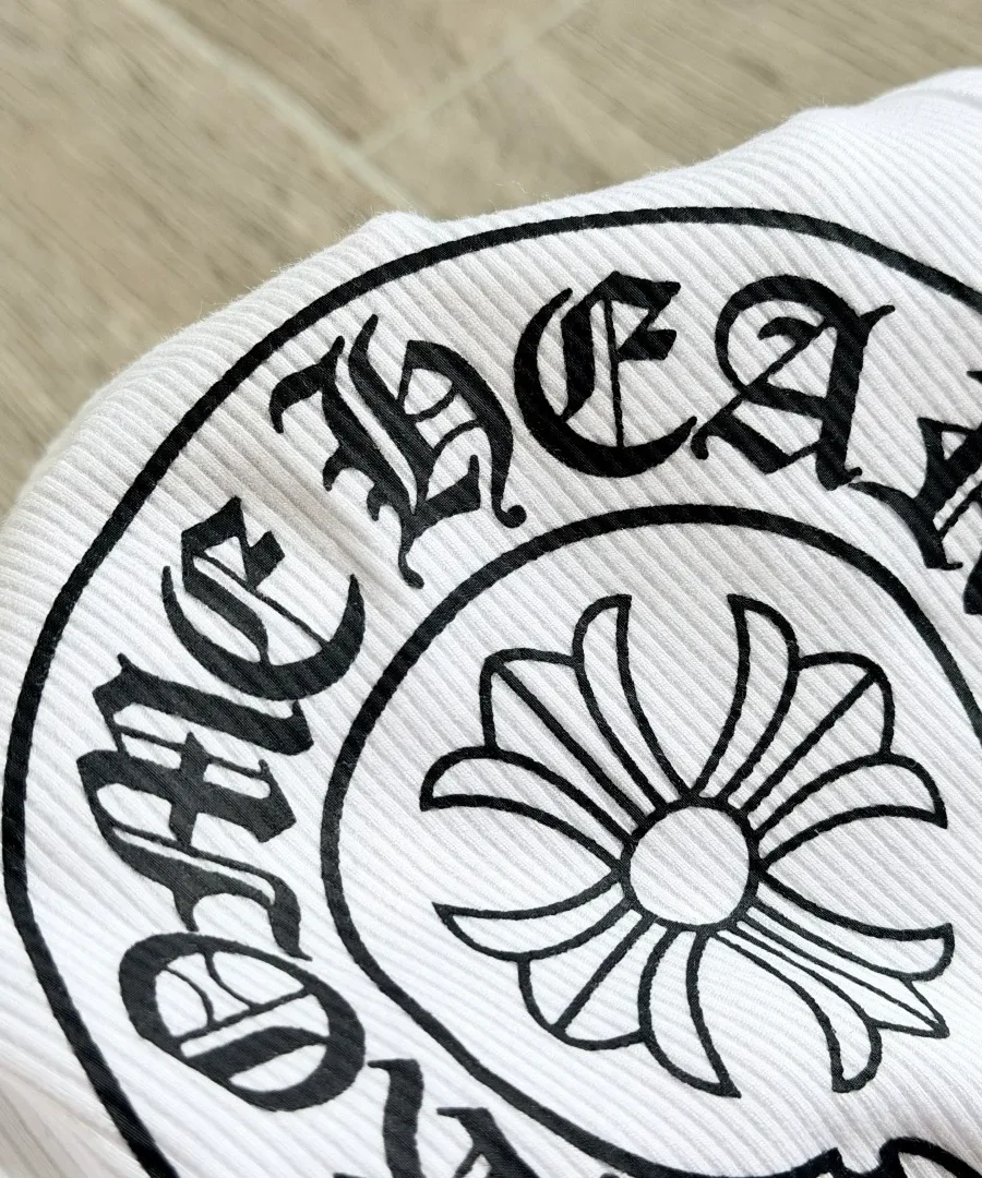 Крупный план принта с подковой Chrome Hearts