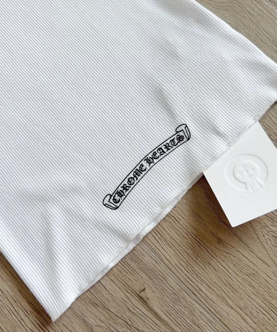 Принт с логотипом Chrome Hearts по нижнему краю белой майки