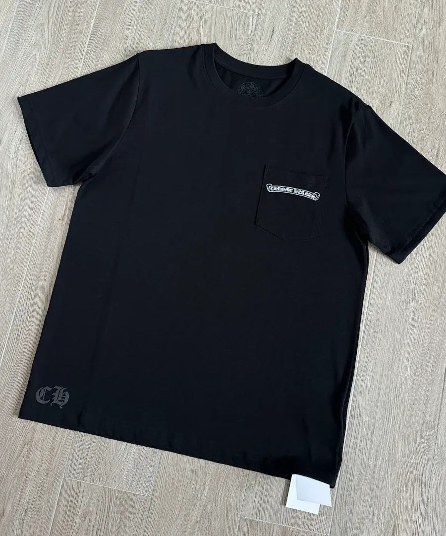 Черная футболка Chrome Hearts под углом