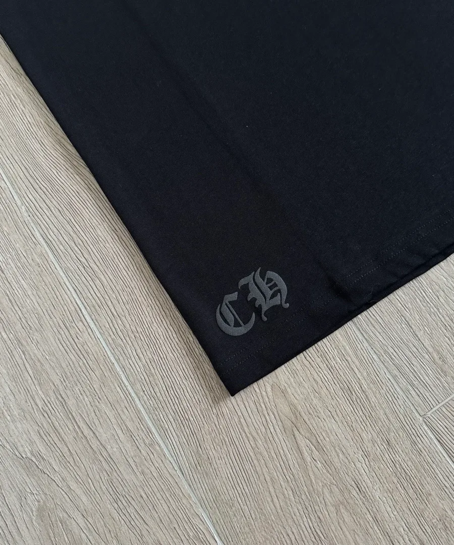 Вышивка логотипа CH на черной футболке Chrome Hearts