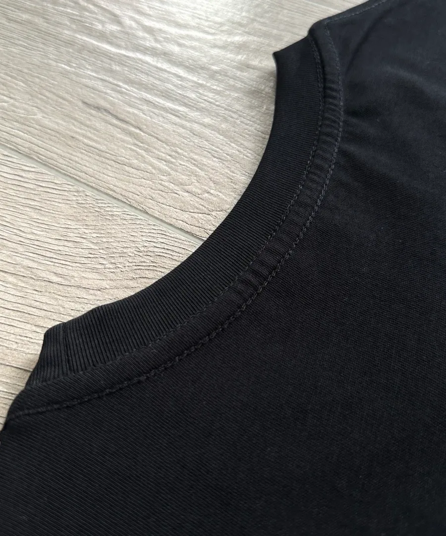 Деталь горловины черной футболки Chrome Hearts