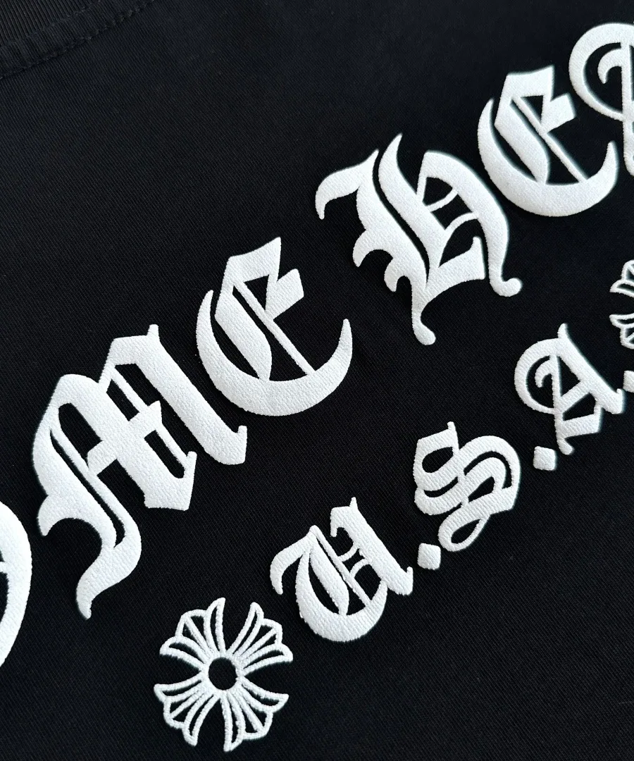 Деталь принта на спине черной футболки Chrome Hearts