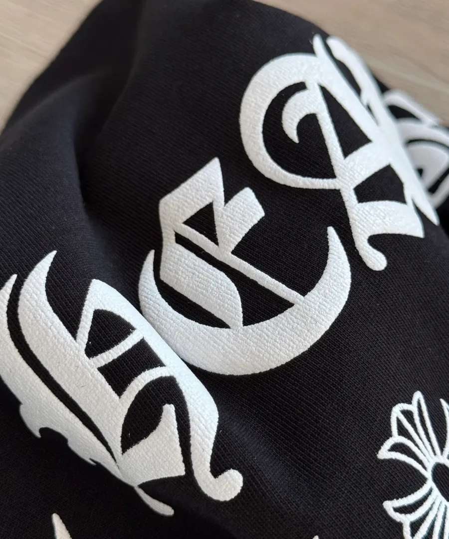 Крупный план готического принта на черной футболке Chrome Hearts