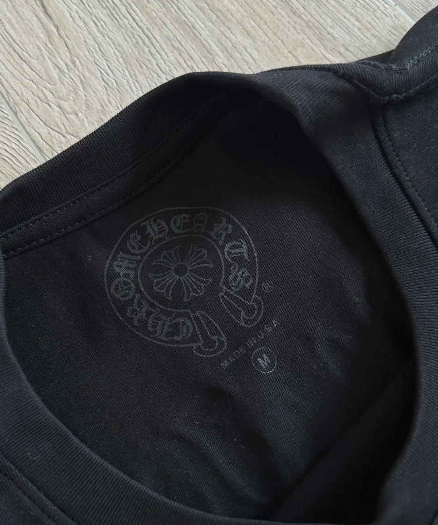 Внутренний принт на воротнике черной футболки Chrome Hearts