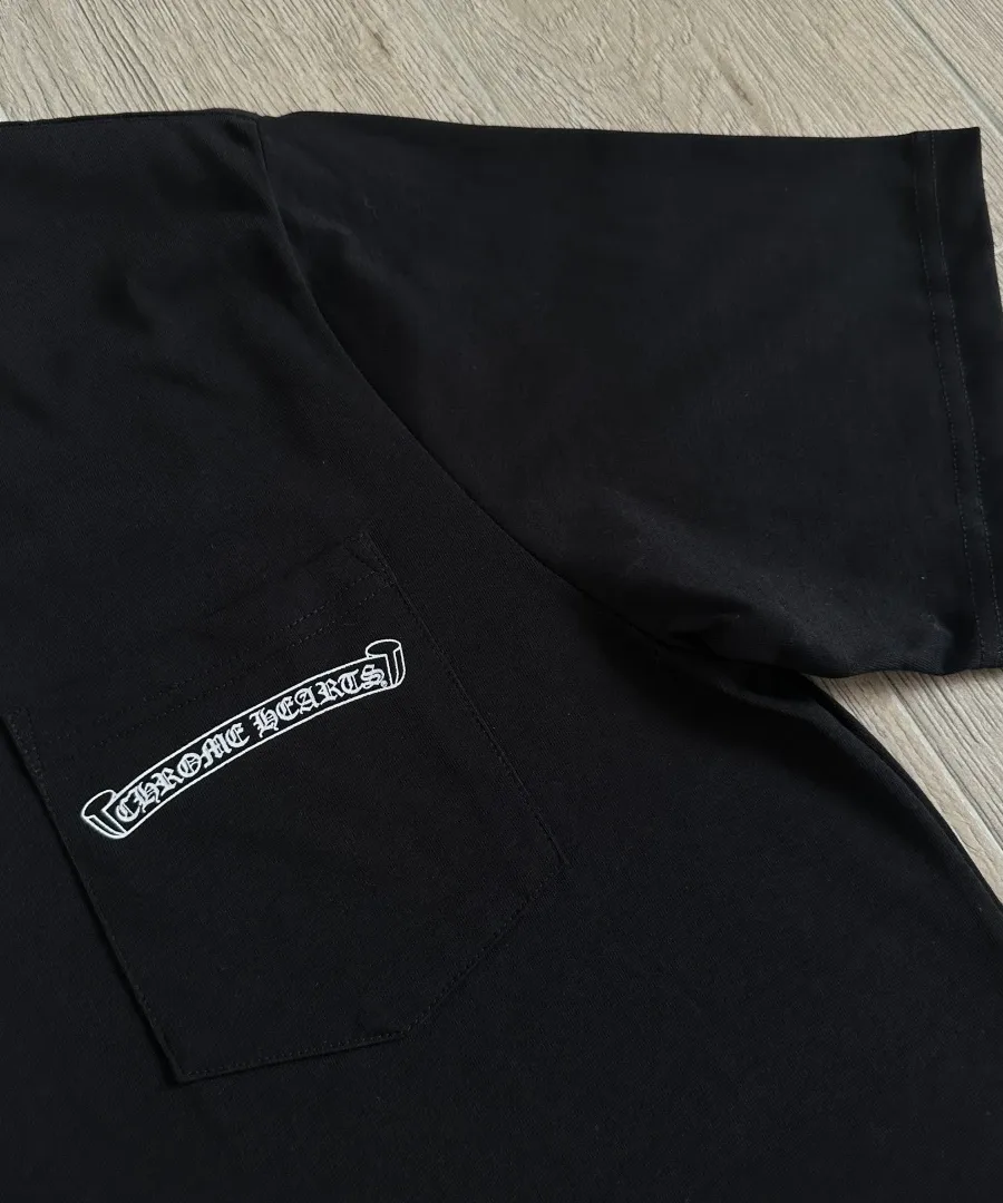 Накладной карман на черной футболке Chrome Hearts