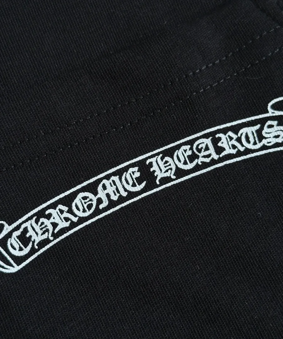 Принт со свитком на рукаве черной футболки Chrome Hearts