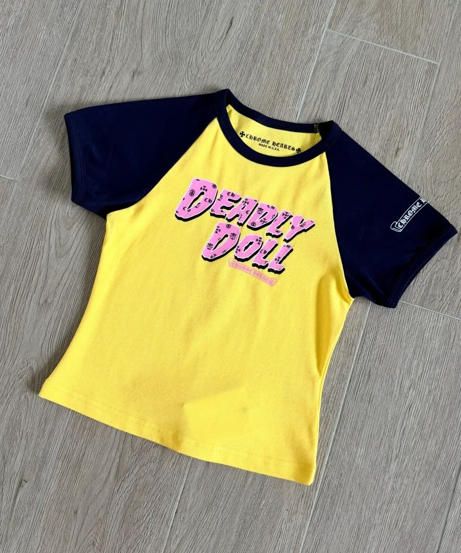 Женская футболка Chrome Hearts x Deadly Doll, вид спереди под углом