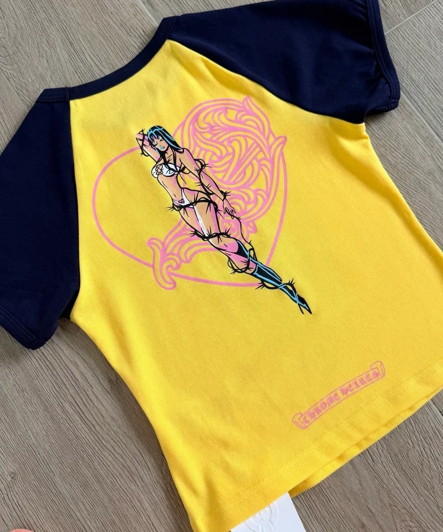 Вид со спины футболки Chrome Hearts x Deadly Doll