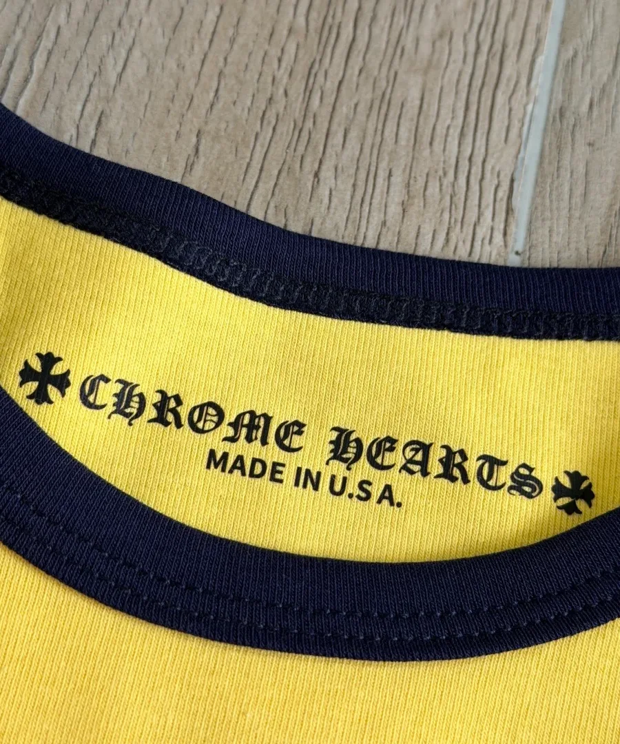 Крупный план горловины футболки Chrome Hearts x Deadly Doll