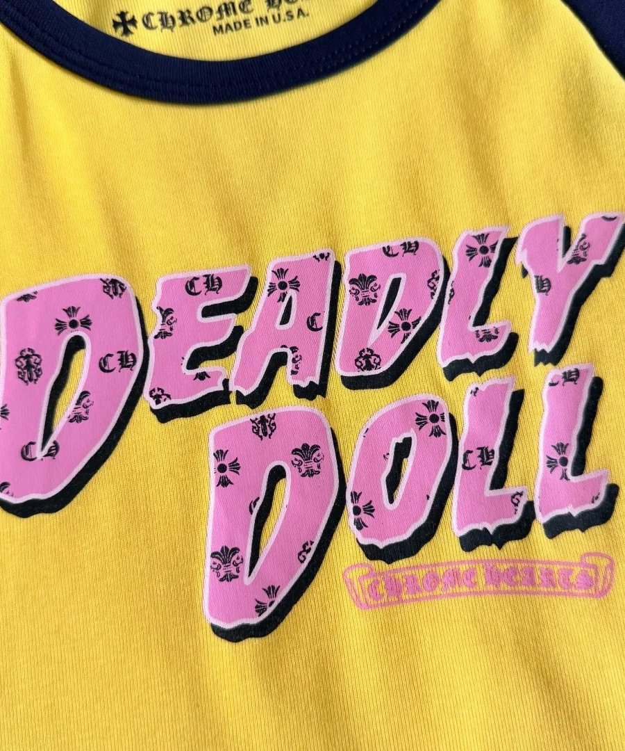 Деталь принта Deadly Doll на груди футболки