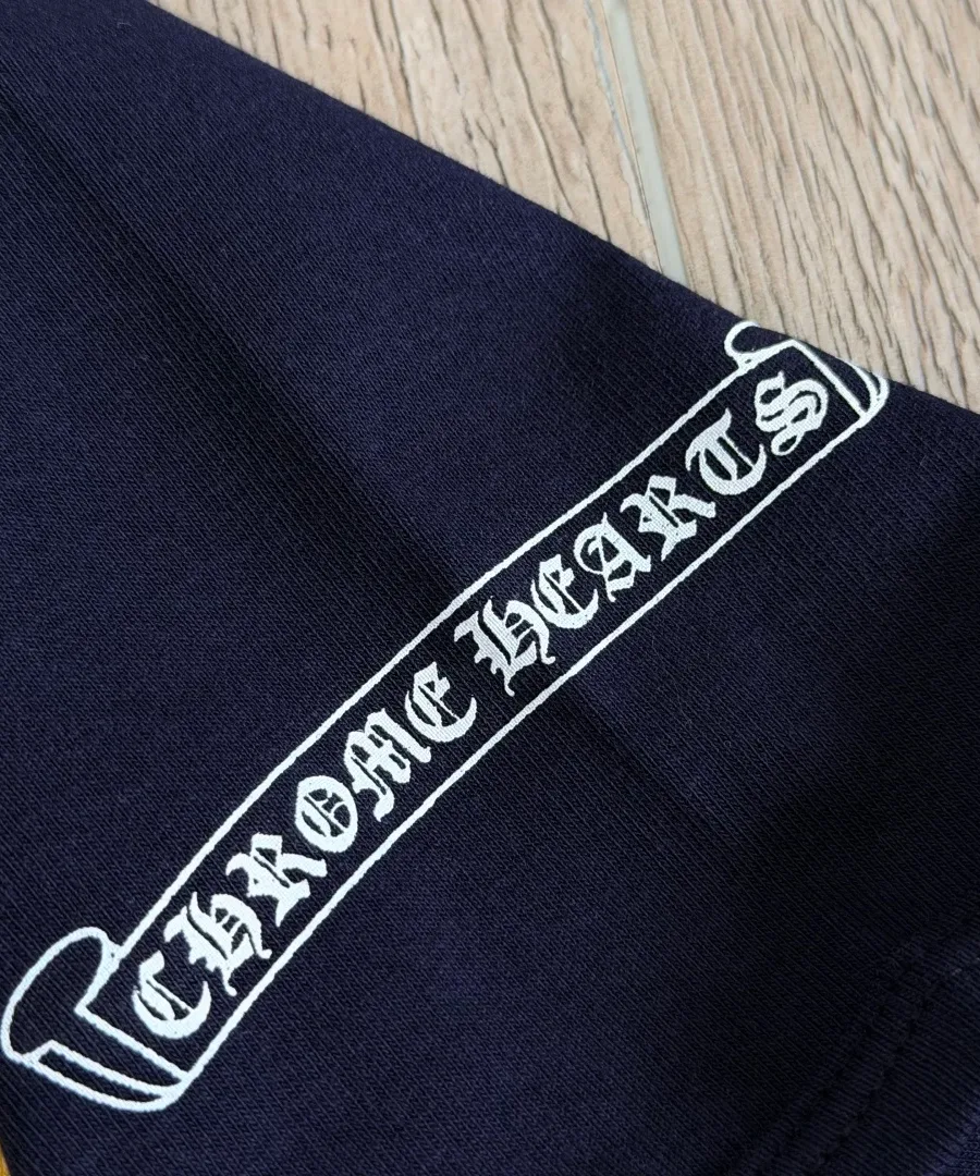 Деталь логотипа Chrome Hearts на рукаве футболки
